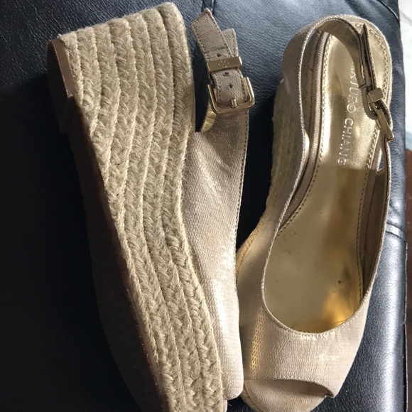 EUC. ARTURO CHIANG GOLD LEATHER METALLIC WEDGE - Picture 1 of 4